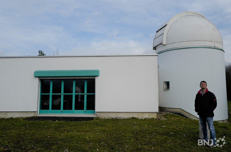Michel Ory devant l'observatoire de Vicques.