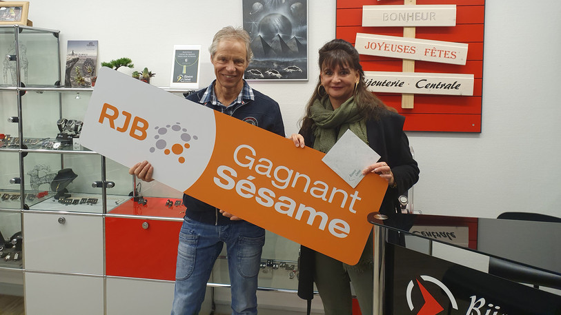 Notre gagnante reçoit son gain chez Bijouterie Centrale à Moutier