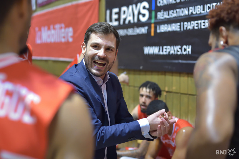 Vladimir Ruzicic a dû recadrer ses troupes à l'entame du 3e quart-temps (photo : archives, Georges Henz).