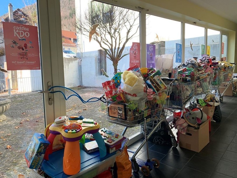 Les caddies KDO sont bien remplis dans les locaux de la municipalité de St-Imier. (Photo: municipalité de St-Imier)
