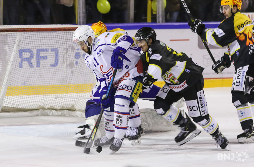 Anthony Staiger se casse les dents sur Fabian Ganz, le HC Ajoie s'est heurté à une défense de fer samedi soir (photo : Mauricette Schnider).