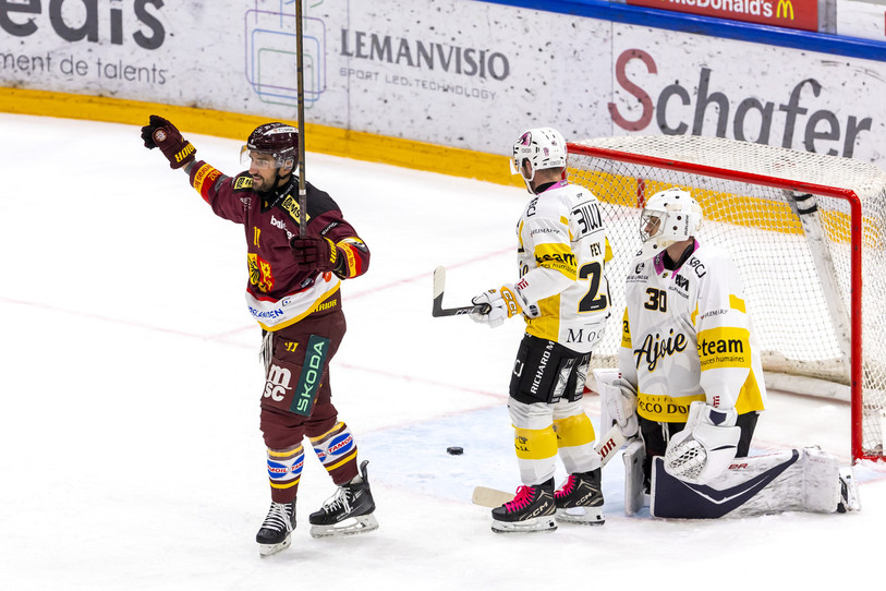 Le HC Ajoie du gardien Antoine Keller et du défenseur Kevin Fey a passé une sale soirée sur la glace de Genève (photo : KEYSTONE/Salvatore Di Nolfi).