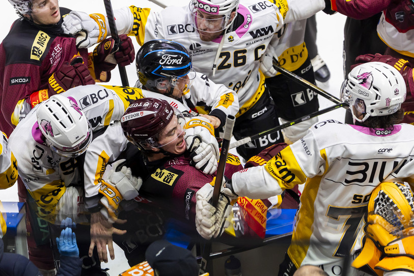 Le défenseur du HC Ajoie Jannik Fischer s'en prend au Genevois Eric Schneller après la vilaine charge infligée à Marco Pedretti (photo : KEYSTONE/Salvatore Di Nolfi).