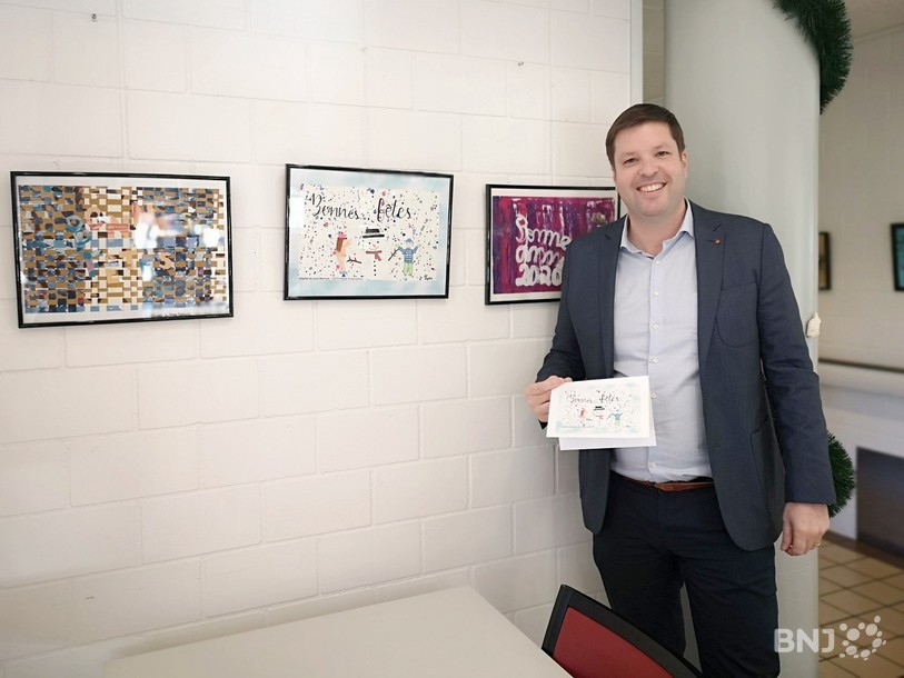 Arian Kovacic, directeur adjoint de l'HJB, pose devant les trois réalisations qui ont particulièrement touché le jury.