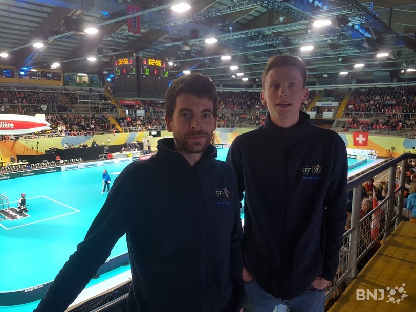 Timothée Hunkeler et Julien Guggisberg sont les deux responsables de la section des bénévoles aux Championnats du monde de unihockey féminin de Neuchâtel.