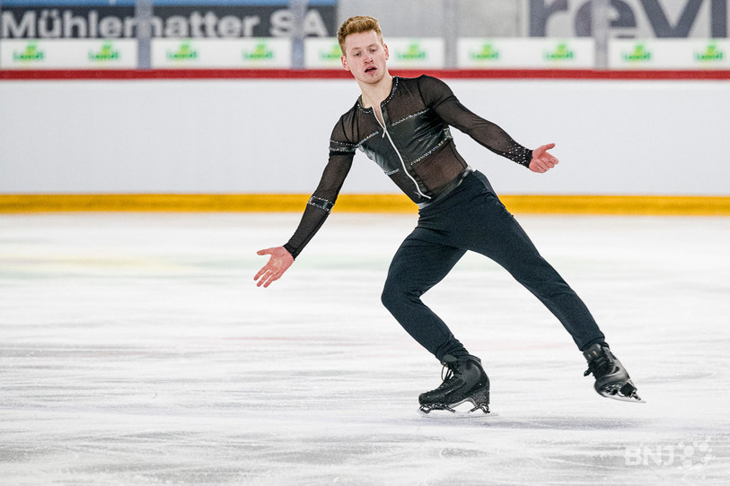 Nicola Todeschini dans ses oeuvres sur la glace de la Tissot Arena. (Photo: Jonathan Vallat)
