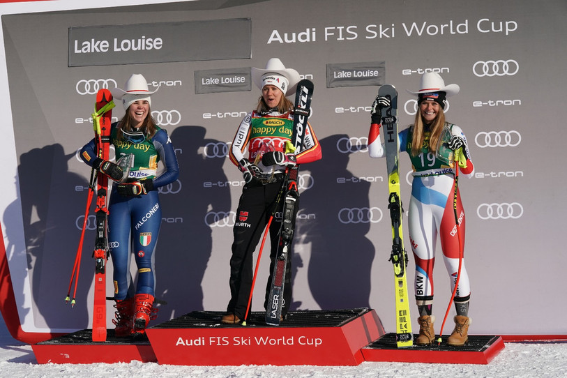 Corinne Suter (à droite) a trusté les podiums de Lake Louise ce week-end ! (Photo: Twitter/Lake Louise Audi FIS Ski World Cup)