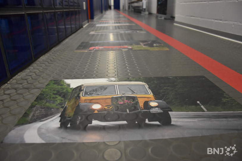 L'évolution de l'automobile est représentée par des photographies au fil du temps.