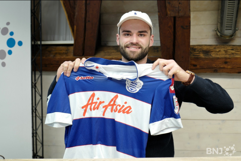 Valentin Winistoerfer a amené un maillot de foot, une de ses passions, dans nos studios.