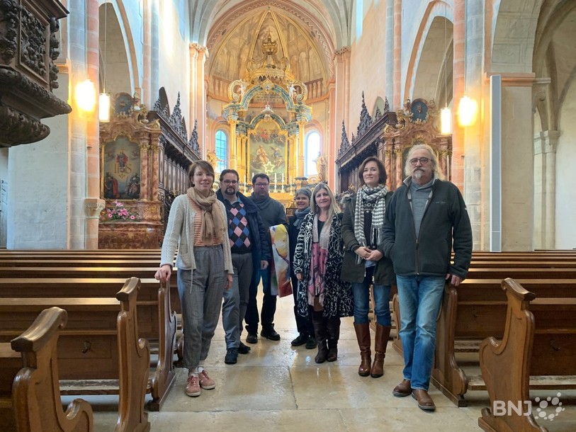 Une partie des organisateurs et acteurs culturels et religieux au coeur de la collégiale de Saint-Ursanne. De gauche à droite : Louison Bühlmann, Nicolas Paupe, Patrick Godat, Nathalie Fleury, Anne-Schild, Armelle Cuenat et Michel Marchand.