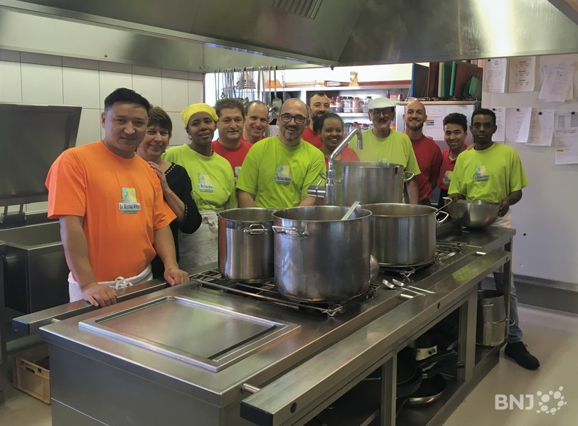 Le personnel du Restau-Verso prépare des plats tous les jours de la semaine pour ses clients et pour des crèches et garderies de la région.