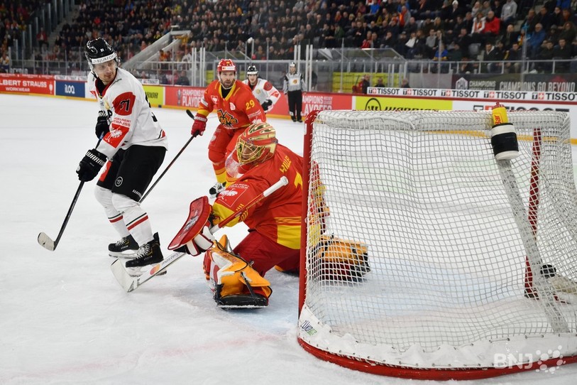 Jonas Hiller capitule sur le lancer de Patrick Carlsson en prolongations et Frölunda se hisse dans le dernier carré de la Ligue des champions.  (Photo: Georges Henz) 