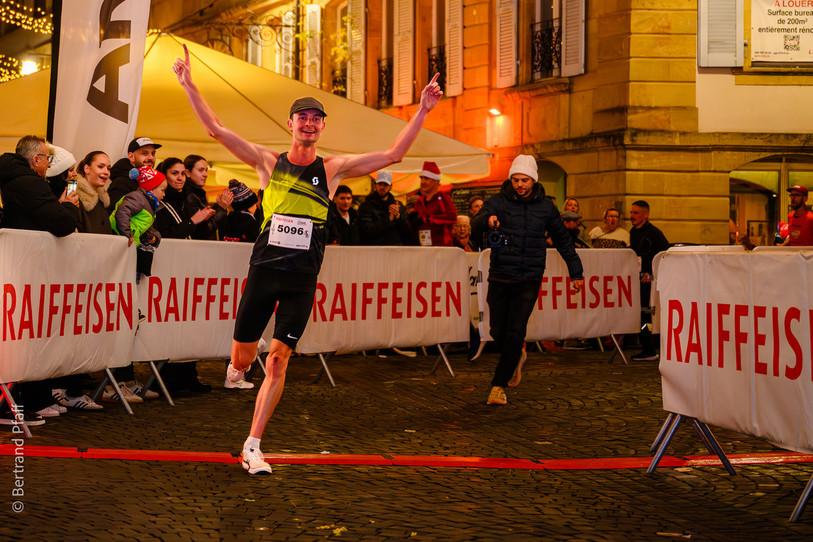 Alexis Lhérieaux a remporté la course à pied masculine de la Corrida Raiffeisen ce samedi à Neuchâtel. ( Photo: Bertrand Pfaff)