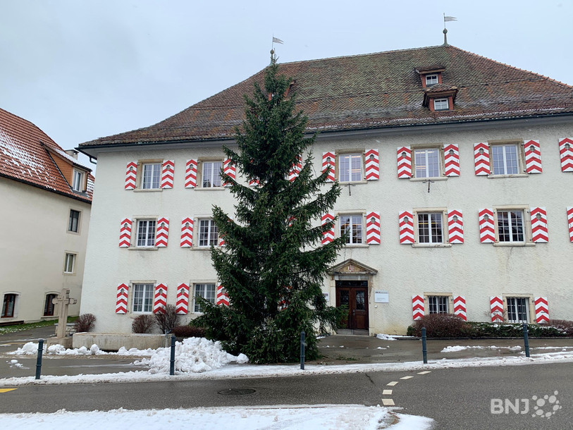 Les sapins installés en extérieur sont encore prélevés dans les forêts communales, comme ici à Saignelégier.