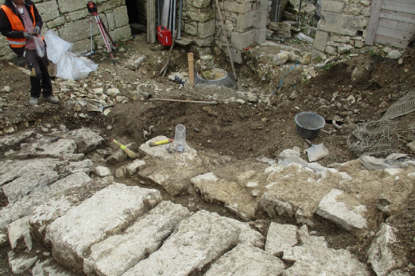 Un caniveau d'évacuation des eaux du XVIIe siècle a été découvert en été 2019 au Château de Porrentruy. (Photo : Canton du Jura).