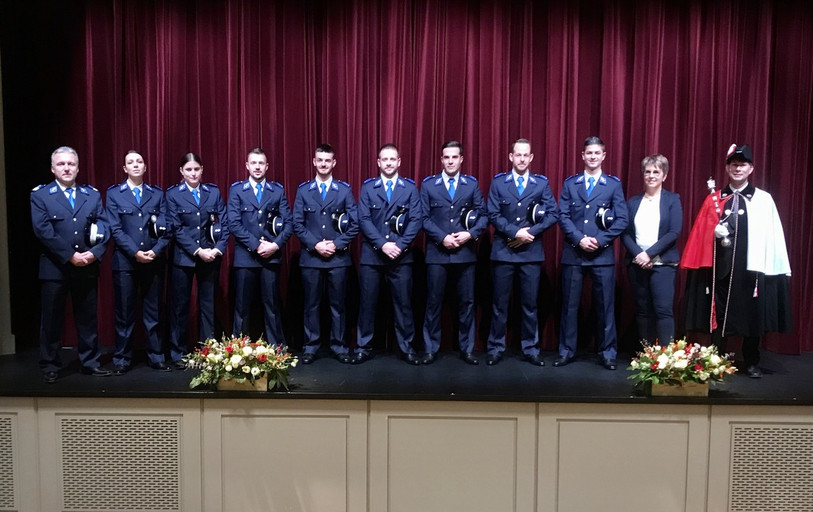 Les huit nouveaux gendarmes entourés de Damien Rérat, commandant de la police cantonale (à gauche) et de la ministre de l'intérieur Nathalie Barthoulot (à droite). (Photo : Canton du Jura).
