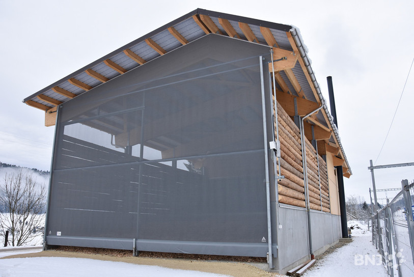 La bâtiment qui comprend la halle de stockage pour le bois et les installations techniques de la chaudière se trouve à l'ouest de la gare.