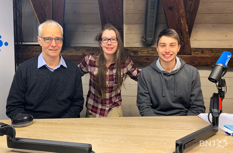 Le directeur de la FRI, Olivier Girardin et deux jeunes agriculteurs, Morgane Girardin (au centre) et Loann Blaser sont venus raconter leur voyage dans La Matinale.