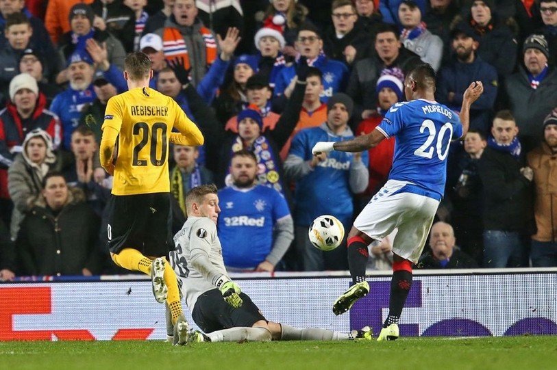 Alfredo Morelos trompe David von Ballmoos. C'est 1-0 pour les Rangers (photo : www.bscyb.ch).