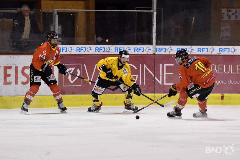 Nathan Guichard devance l'Imérien Virgile Berthoud sous le regard de Sébastien Hostettler (photo : Georges Henz).
