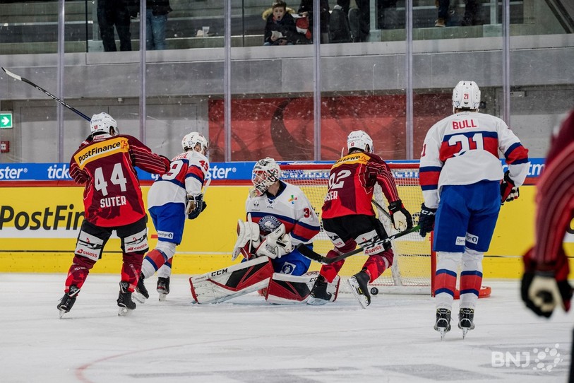 Simon Moser inscrit le 4-0 face à la Norvège sous le regard de Pius Suter (photo : Jonathan Vallat).