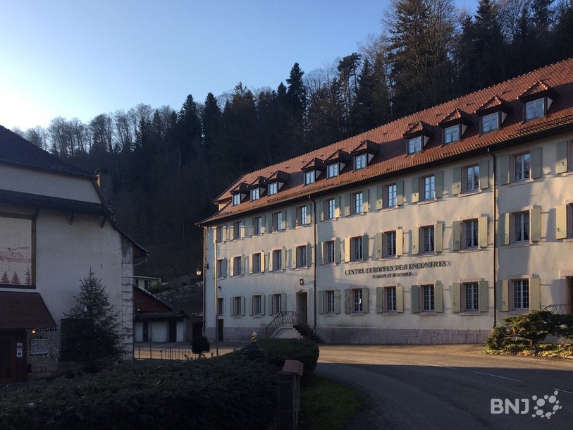 L'association s'occupe notamment de la gestion du restaurant du Relais de l'Abbaye (à gauche) et de la maison familiale St-Bernard (à droite)