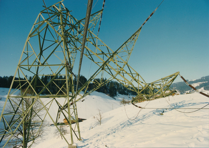 Plus de cent mats des BKW Jura ont plié sous le vent de la tempête Lothar en 1999.
