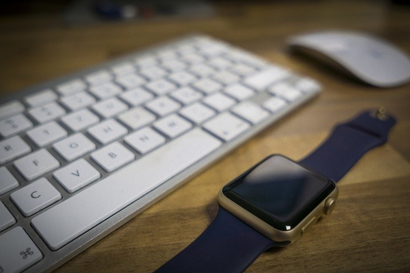 Les montres connectées font de l'ombre aux pièces suisses les plus abordables. (Photo: ldd)