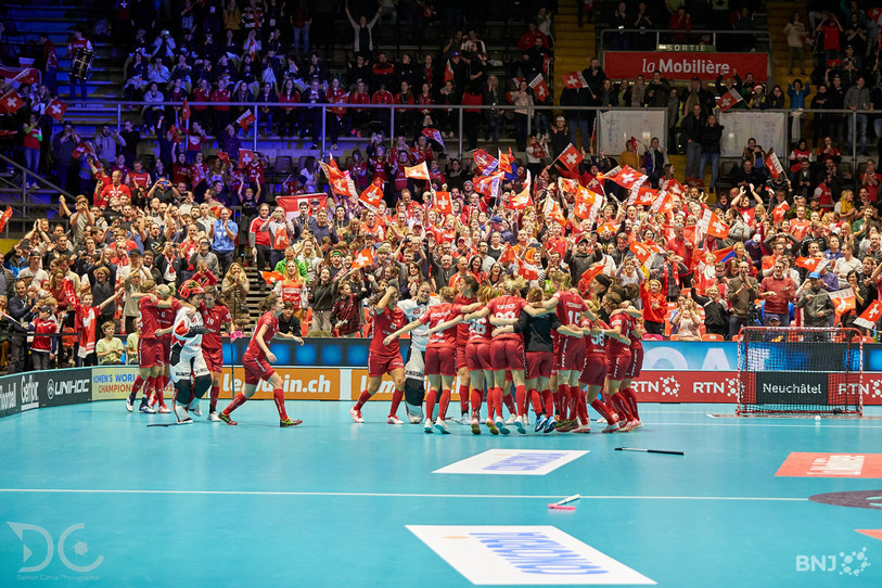 Les Suissesses exultent devant leur public, elles ont arraché leur qualification in extremis (photo: Damien Carnal)
