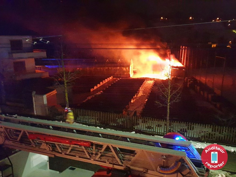 Un détachement de premiers secours des Montagnes neuchâteloises est intervenu avant l'aube dimanche pour un feu au cimetière.