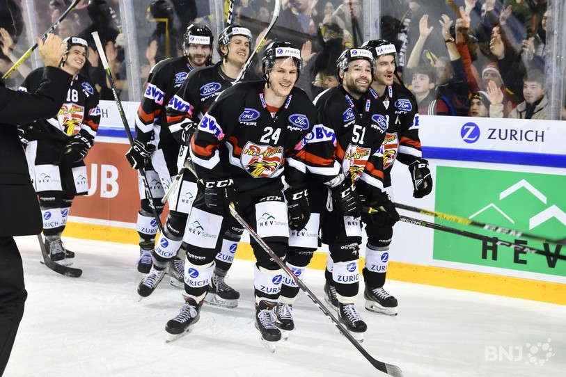 Le bonheur du HC Ajoie et du héros du soir Nicolas Thibaudeau au premier plan (photo : Georges Henz).