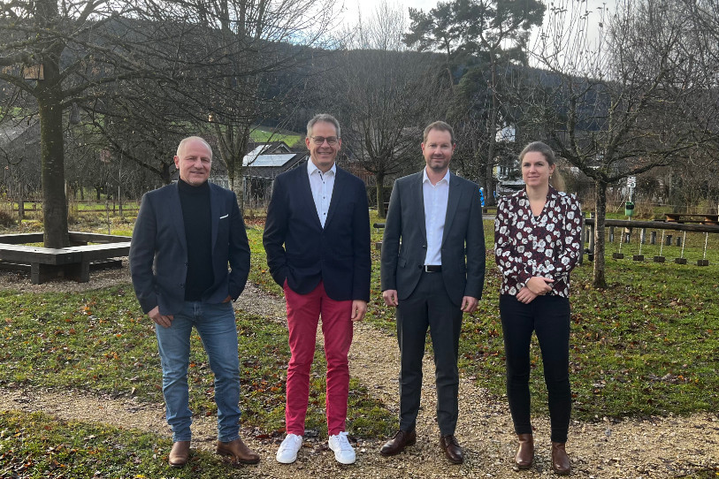 De gauche à droite : Laurent Gogniat, David Eray, Grégory Chapuis (membre de direction de la BCJ) et Caroline Christe (responsable RSE à la BCJ).
