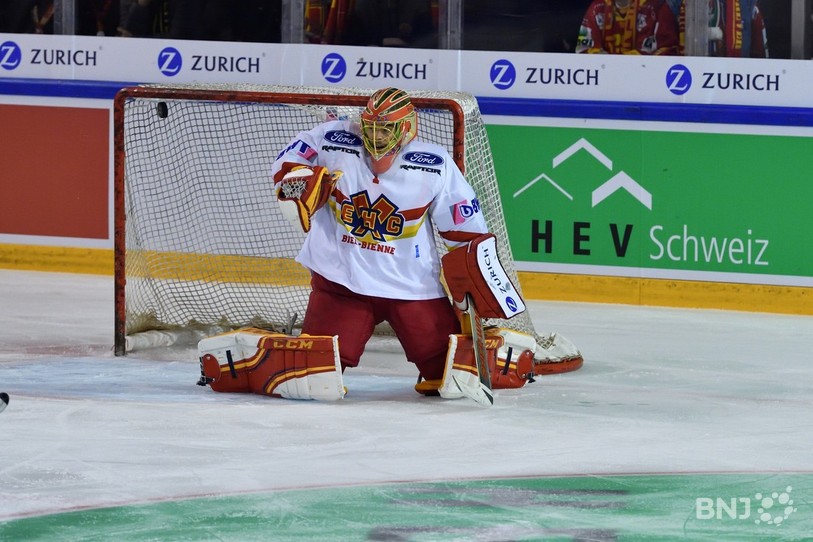 Le tir de Nicolas Thibaudeau trouve la lucarne de la cage défendue par Jonas Hiller et offre la victoire au HC Ajoie (photo : Georges Henz).