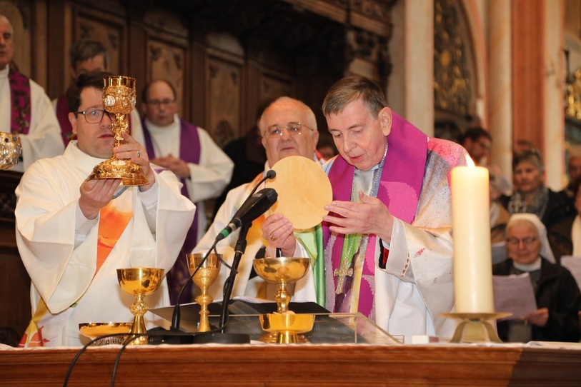 Le cardinal Kurt Koch (à droite) a présidé la cérémonie religieuse dimanche à St-Ursanne (photo: Service de la Communication du JuraPastoral).