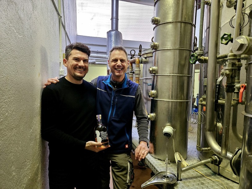 Simon Sanchez, à gauche, et ses compagnons de The 4 Fellows se sont approchés de Daniel Beyeler pour distiller le « B ».