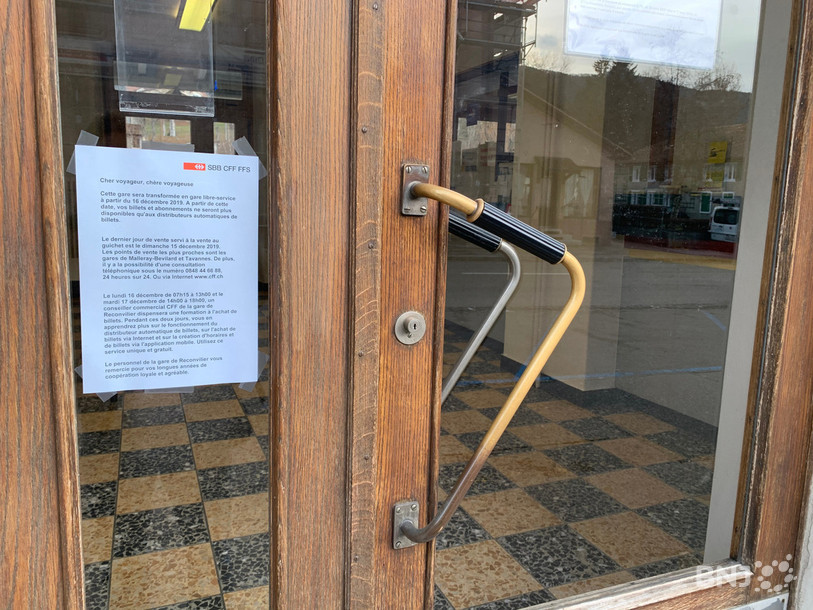 Une inscription rend les clients attentifs à la disparition du guichet.