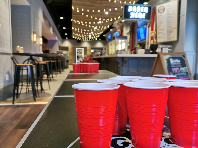 Les bars neuchâtelois n'ont plus le droit d'organiser des parties de beerpong. (photo: illustration LDD)