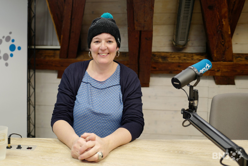 Toinette Wisard est venue des Franches-Montagnes avec un bonnet au pompon couleur œil de husky.