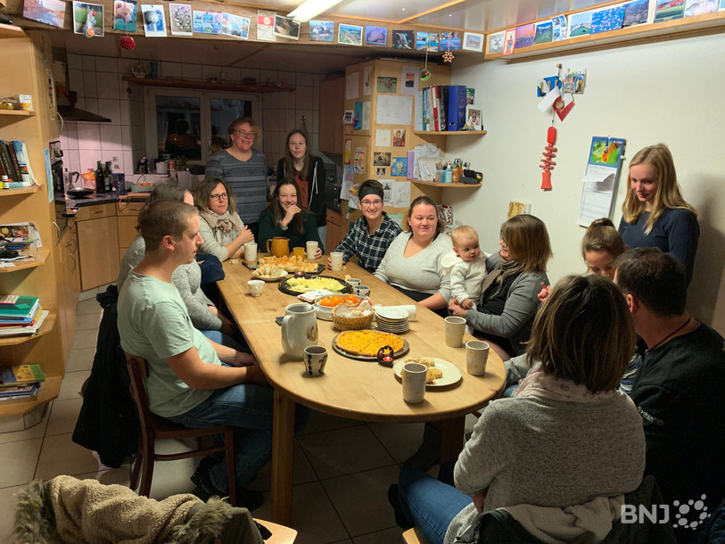 Les habitants se retrouvent tous les soirs pour partager un moment convivial.