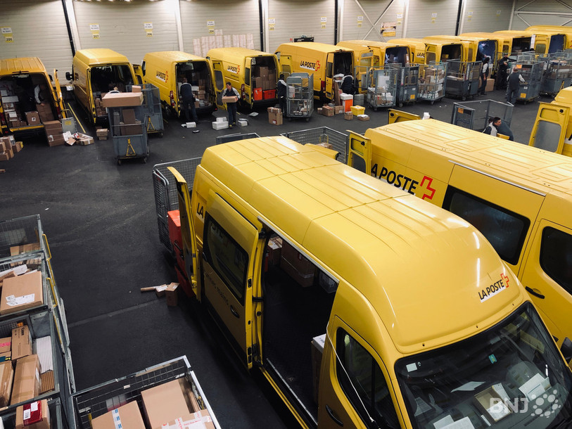 La base de distribution est semblable à une ruche en fin d'année.