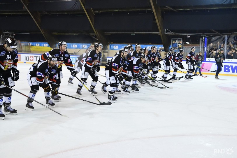 Après avoir fêté dimanche sa qualification face à Bienne, le HC Ajoie ne sait pas encore où il jouera la finale de la Coupe de Suisse de hockey sur glace (photo : Georges Henz).