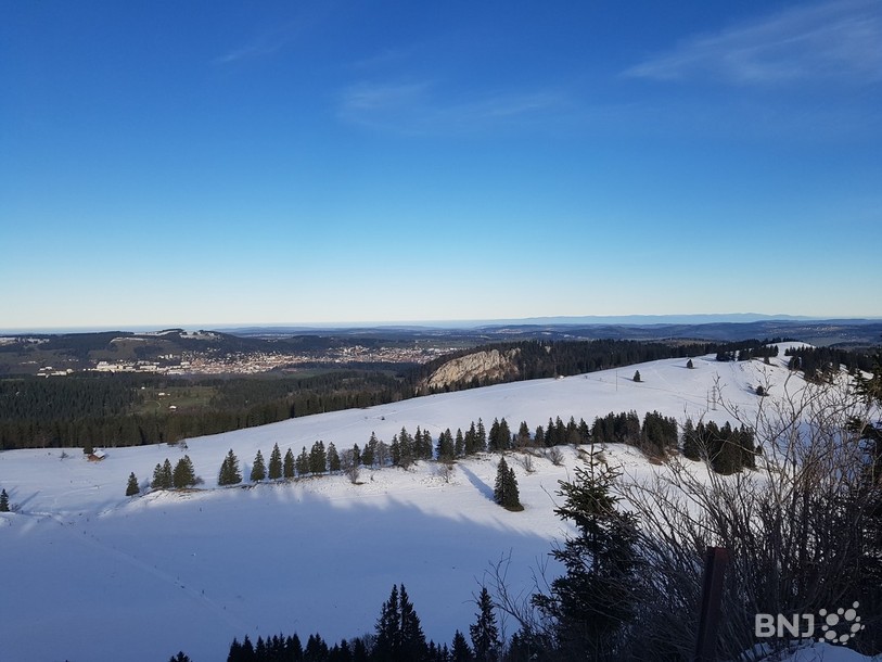 Le site du Crêt-Meuron, où est prévu l'implantation du parc éolien, domine la ville de La Chaux-de-Fonds et son urbanisme inscrit au patrimoine mondial de l'Unesco.