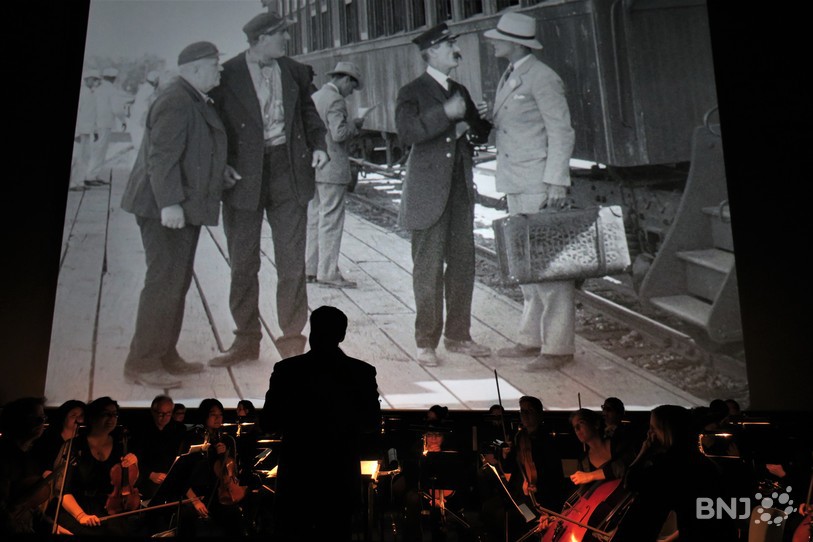 L'orchestre des Jardins Musicaux devant Buster Keaton