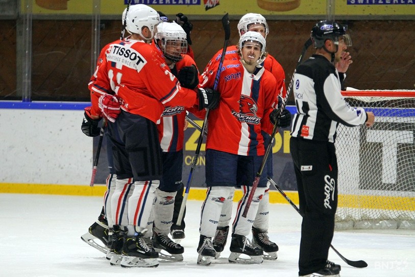 Les joueurs du HC Uni Neuchâtel ont de quoi se congratuler après avoir battu à deux reprises Saastal en quarts de finale des play-off.
