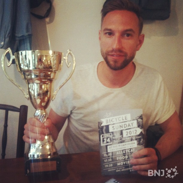 Ivan Ghazarian, l'organisateur, et le trophée du vainqueur