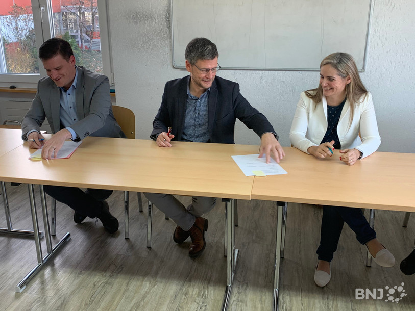 Loïc Dobler (secrétaire régional de Syna), Pierluigi Fedele (directeur de l'AJAM) et Virginie Oliboni (secrétaire syndicale SSP) étaient tout sourire à l'heure d'apposer leur signature.