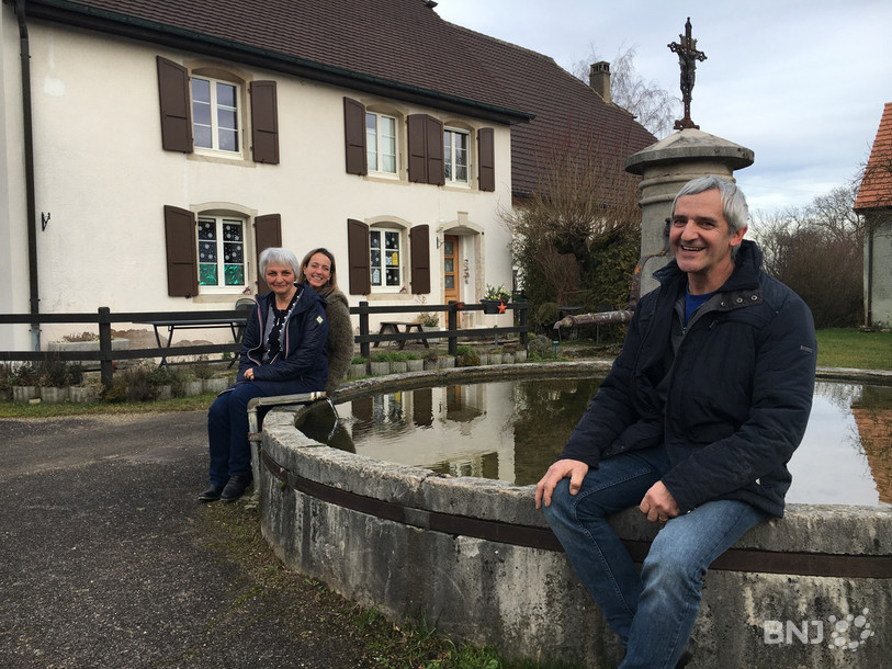 Serge Chapuis, Josiane Sudan et Mélanie Gagnebin Brown posent devant une des fontaines de Damvant qui a besoin urgemment d’une restauration.