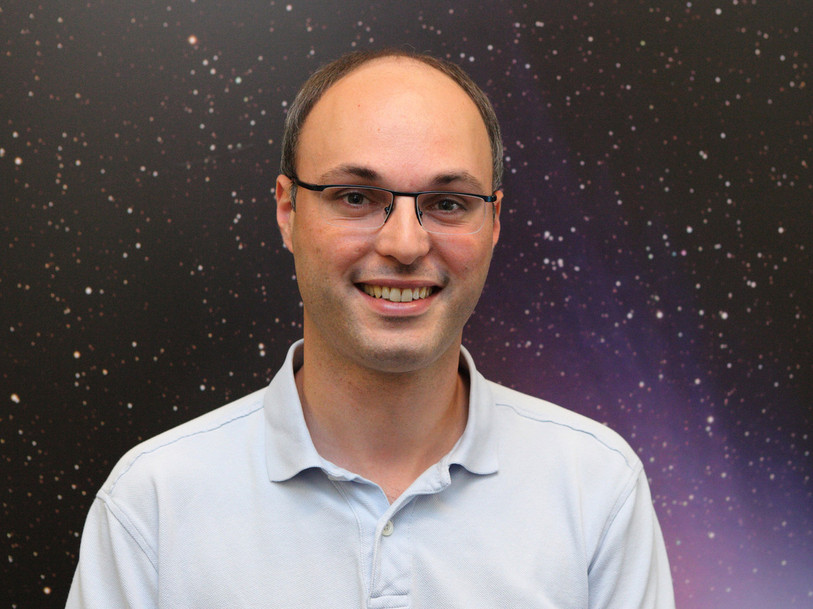 Christophe Lovis a la tête dans les étoiles dans le cadre de la mission Cheops. (Photo: Université de Genève)