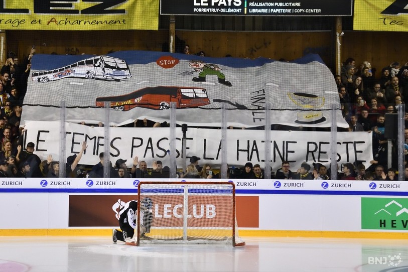 Le tifo et le texte déployés dimanche par le kop ajoulot (photo : Georges Henz).