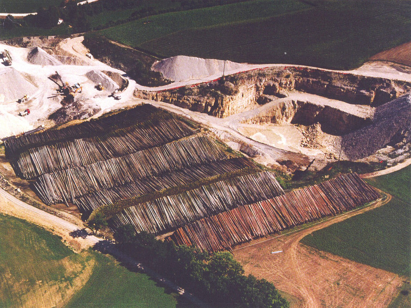 Le site d'entreposage du bois de Courgenay après le passage de Lothar dans les forêts jurassiennes. (Photo: Office de l'environnement du canton du Jura)